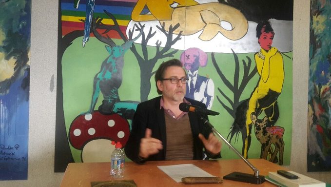 Etienne Bimbenet accompagné des êtres hybrides de la fresque du foyer des élèves